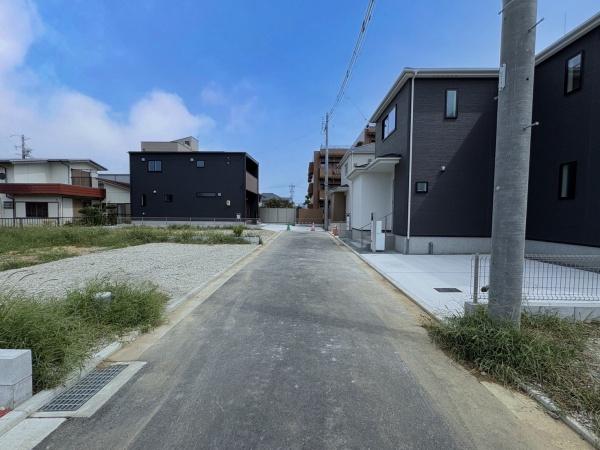 豊橋市北山町第1期 新築戸建(全7棟)6号棟リナージュ(前面道路含む現地写真)