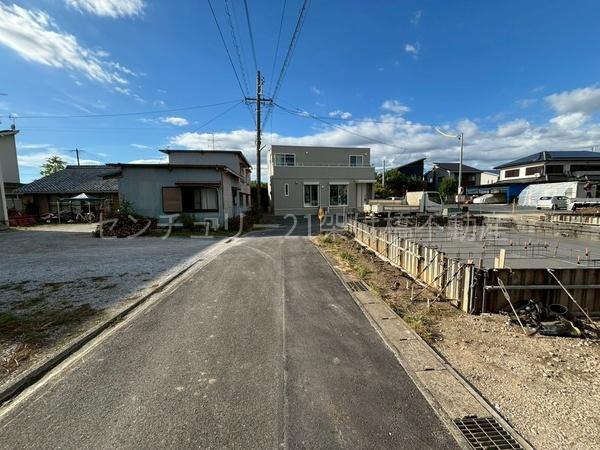 豊川市御津町上佐脇58期 新築戸建(全4棟)1号棟(前面道路含む現地写真)