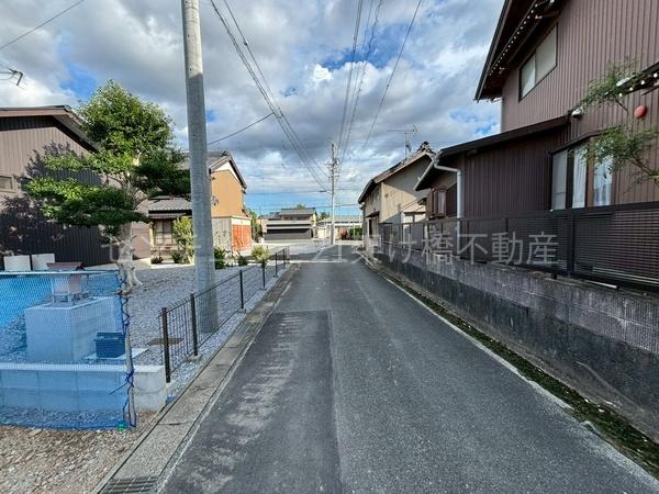 豊川市御津町上佐脇58期 新築戸建(全4棟)1号棟(前面道路含む現地写真)