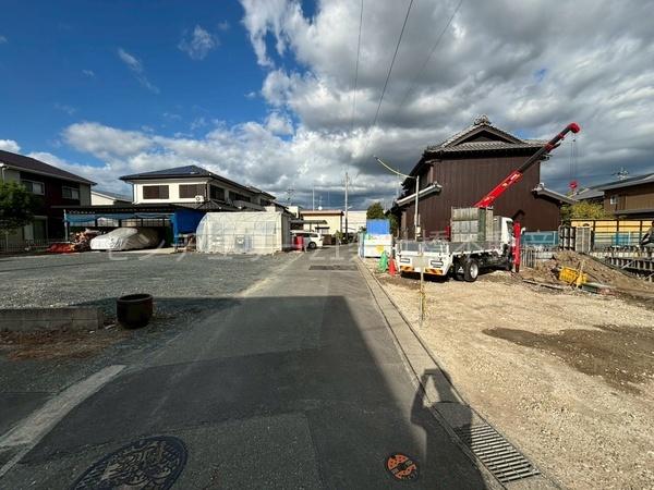 豊川市御津町上佐脇58期 新築戸建(全4棟)2号棟(前面道路含む現地写真)