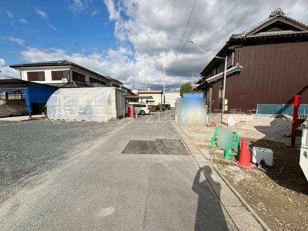 豊川市御津町上佐脇58期 新築戸建(全4棟)3号棟(前面道路含む現地写真)