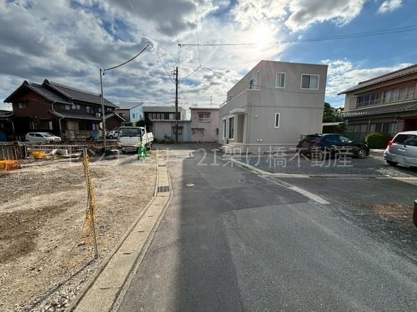 豊川市御津町上佐脇58期 新築戸建(全4棟)3号棟(前面道路含む現地写真)