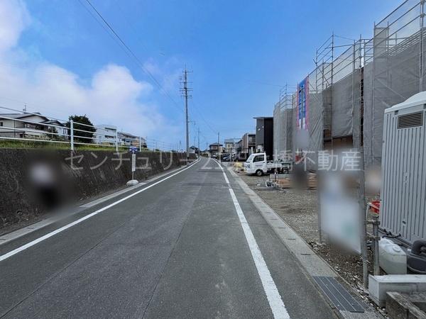新城市市場台 新築戸建(全3棟)1号棟(前面道路含む現地写真)