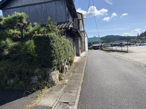 恵那市明智町の中古一戸建て(前面道路含む現地写真)