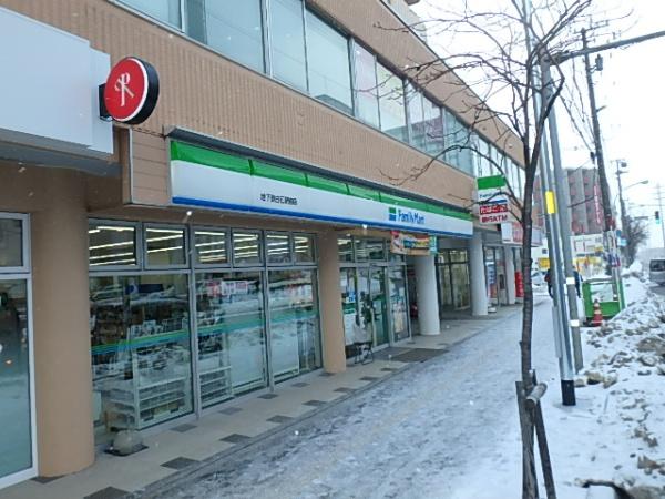 リラハイツ白石ステーション(ファミリーマート地下鉄白石駅前店)
