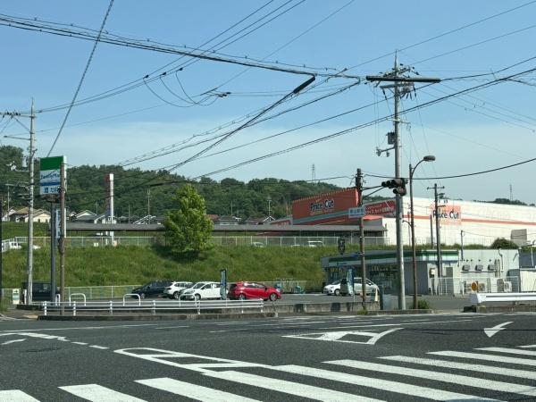 生駒郡平群町緑ケ丘３丁目の土地(ファミリーマート近鉄東山駅前店)