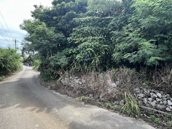 【土地】下地川満漁港近くの集落内の宅地　約90坪　古屋跡あり