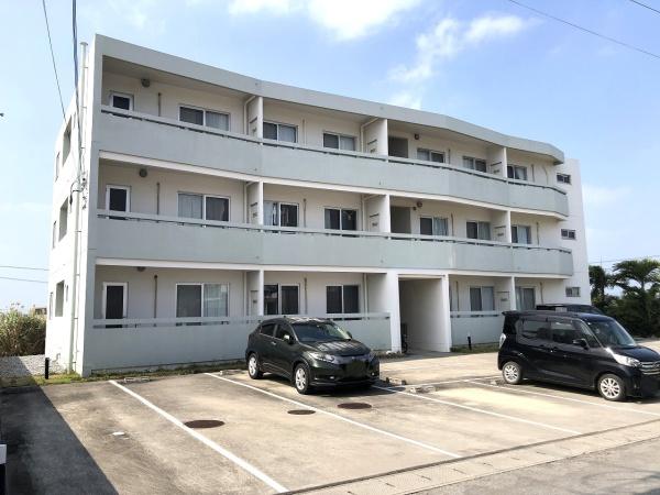 平良久貝　かねひで久松店近く　RC造　3階建12戸