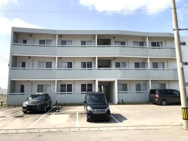平良久貝　かねひで久松店近く　RC造　3階建12戸