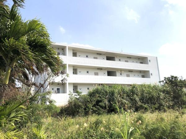 平良久貝　かねひで久松店近く　RC造　3階建12戸