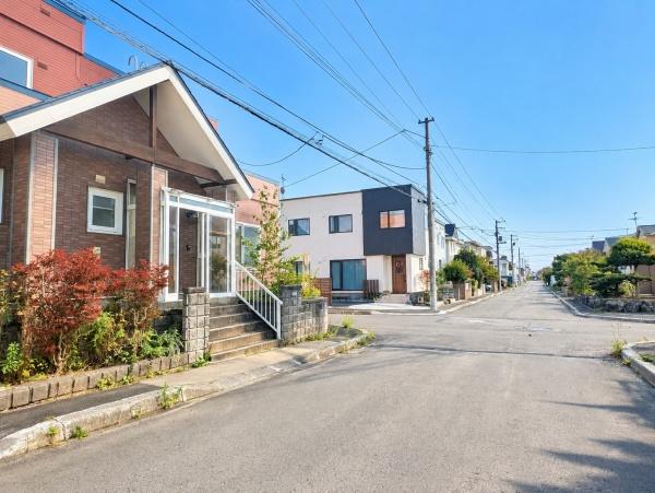 北広島市西の里東４丁目の中古一戸建て(前面道路)