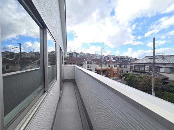 京都市伏見区日野岡西町の新築一戸建(バルコニー)
