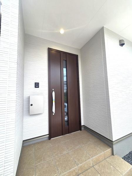 京都市伏見区日野岡西町の新築一戸建(玄関)