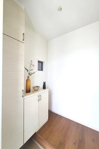 京都市伏見区日野岡西町の新築一戸建(玄関)