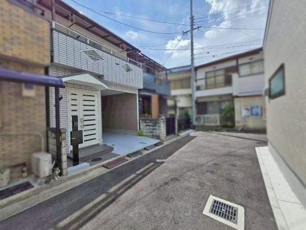 八尾市本町7丁目の中古一戸建て(前面道路含む現地写真)