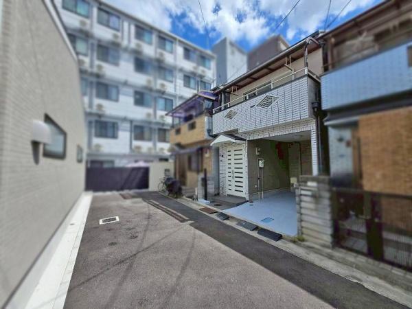 八尾市本町7丁目の中古一戸建て(前面道路含む現地写真)