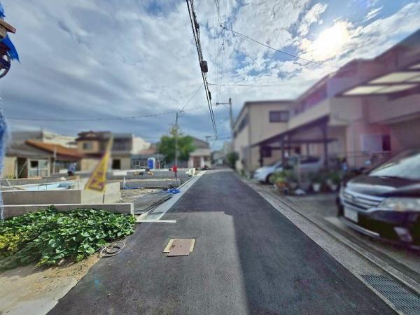 八尾市竹渕5丁目の新築一戸建(前面道路含む現地写真)