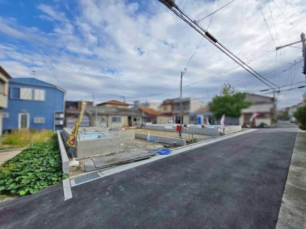 八尾市竹渕5丁目の新築一戸建(前面道路含む現地写真)