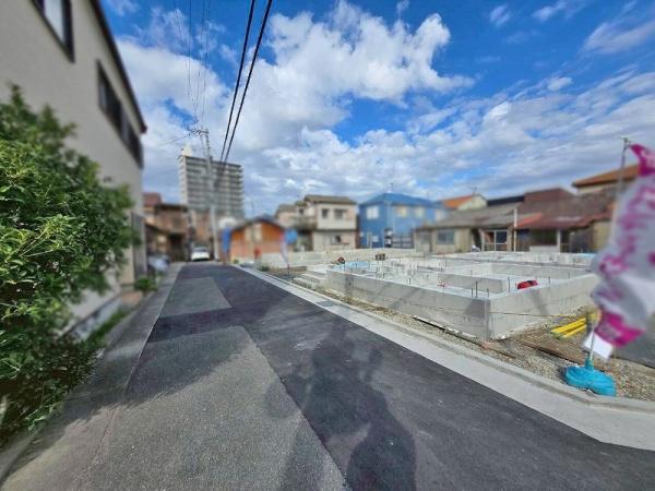 八尾市竹渕5丁目の新築一戸建(前面道路含む現地写真)