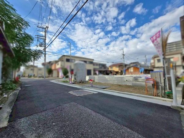 八尾市竹渕5丁目の新築一戸建(前面道路含む現地写真)