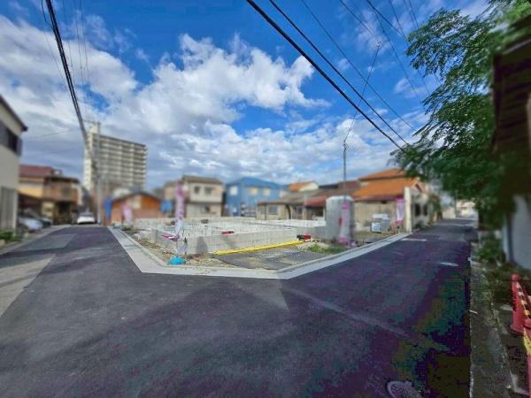 八尾市竹渕5丁目の新築一戸建(前面道路含む現地写真)