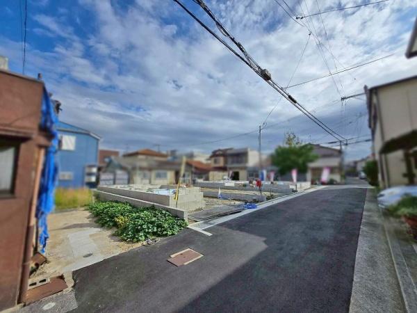 八尾市竹渕5丁目の新築一戸建(前面道路含む現地写真)