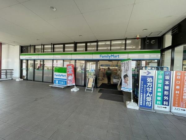メガシティタワーズ　ザ・イースト(ファミリーマート八尾JR久宝寺駅前店)