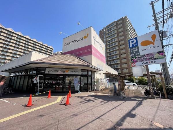 ローレルハイツ八尾1号棟(グルメシティ八尾店)