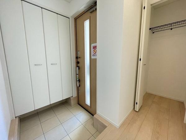 八尾市新家町2丁目の新築一戸建(玄関)