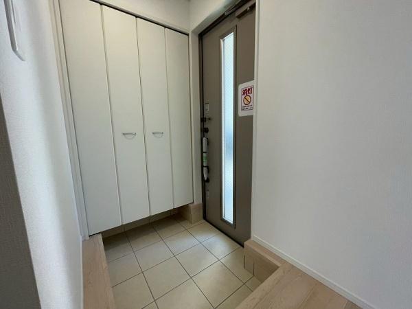 八尾市新家町2丁目の新築一戸建(玄関)