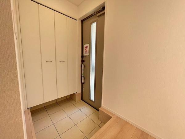八尾市新家町2丁目の新築一戸建(玄関)