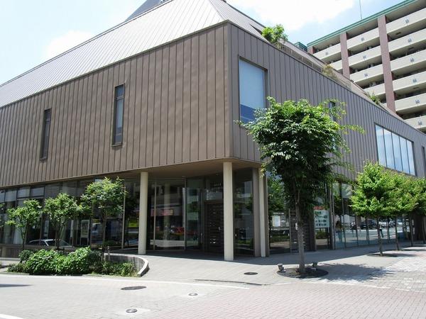 クレイン・ヴィラ(町田市立鶴川駅前図書館)