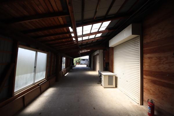 株式会社山良材木店倉庫川沿