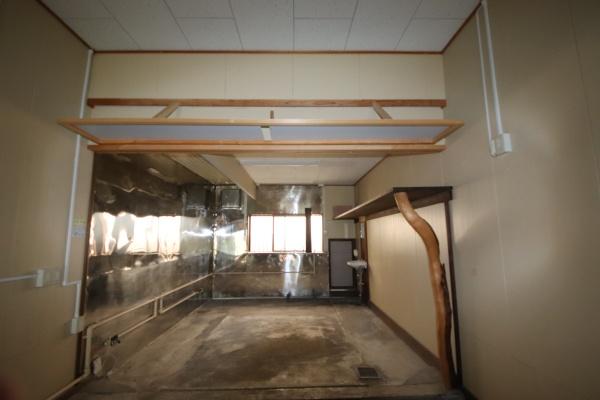 株式会社山良材木店倉庫川沿