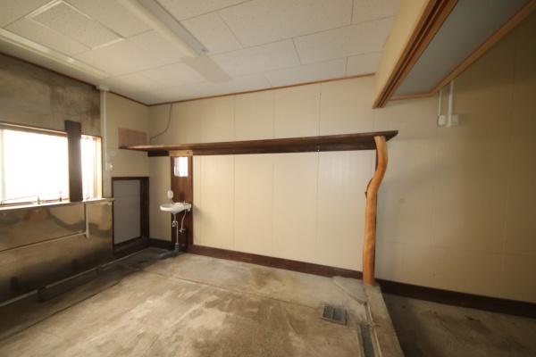 株式会社山良材木店倉庫川沿
