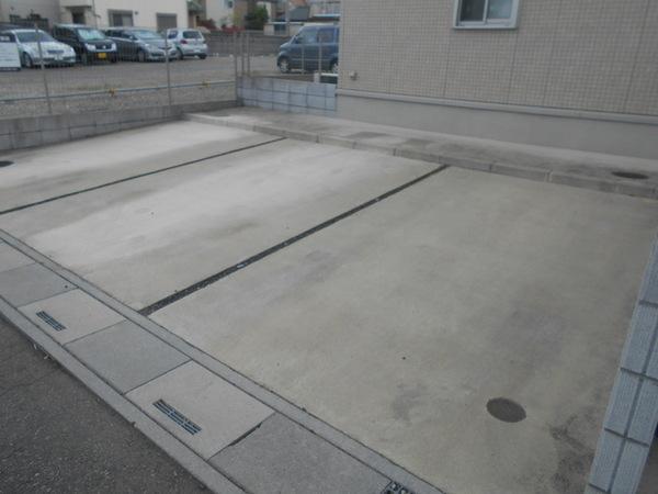 プレジール(駐車場)