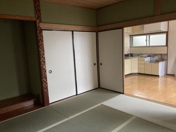 岸町３丁目貸家
