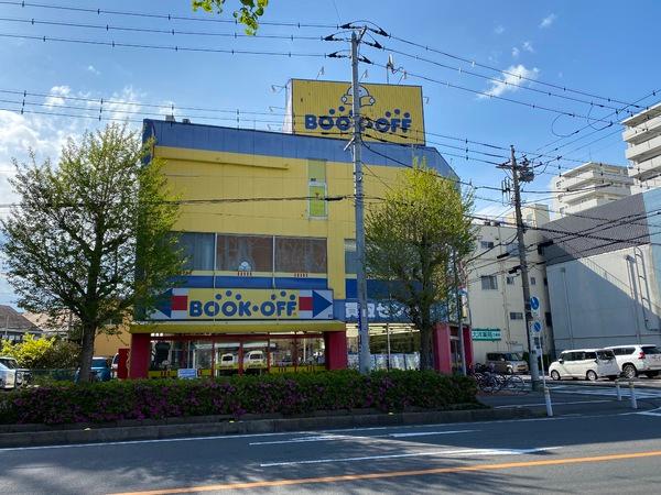 ドミール三郷(ブックオフ埼玉三郷店)