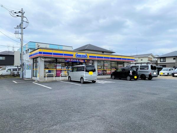 サンパレスワタナベ(ミニストップ吉川店)