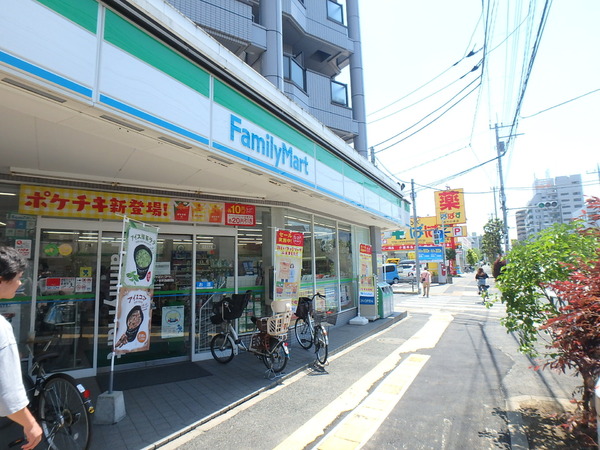 ヴィラージュ竹の塚(ファミリーマート竹ノ塚駅西店)