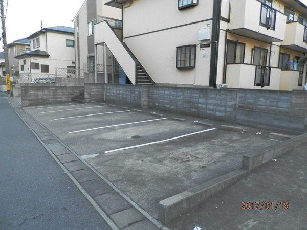 コーポラスクレストC棟(駐車場)