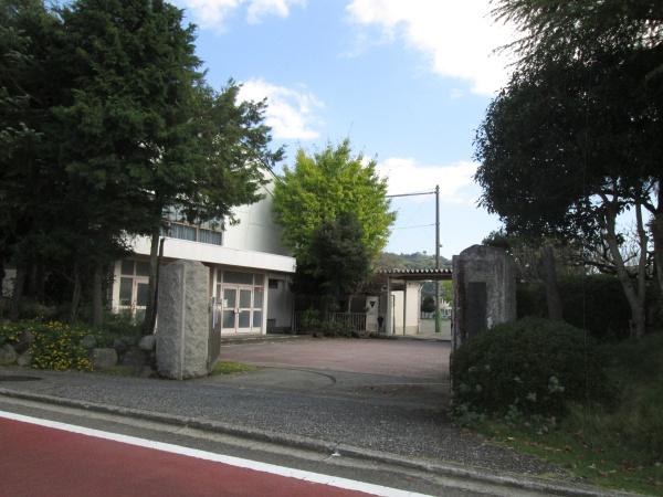 小田原市国府津１丁目のアパート(小田原市立国府津中学校)