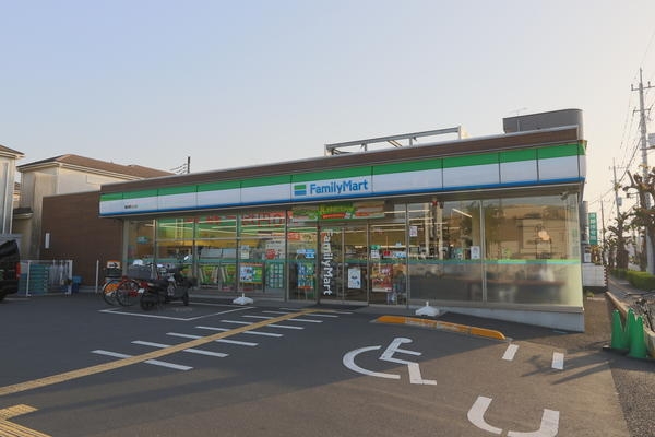 スカイコーポ(ファミリーマート越谷東大沢店)