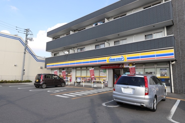 カームマンション(ミニストップ東越谷3丁目店)