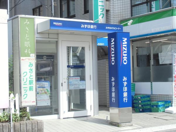 弥藤弐番館(みずほ銀行三郷駅前出張所(ATM))