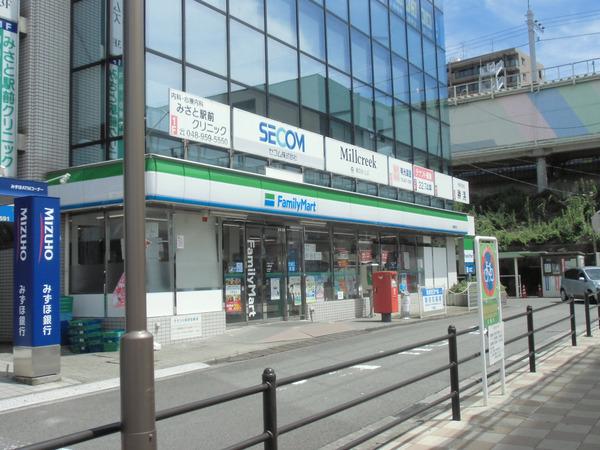 コーポ伊賀谷(ファミリーマート三郷駅前店)