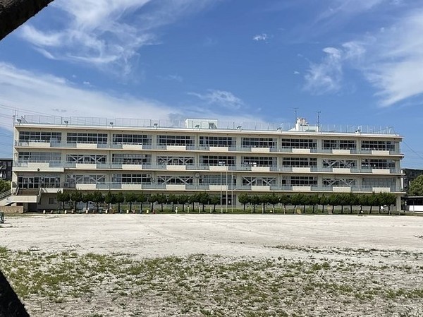 みさと団地13街区17号棟(三郷市立彦糸小学校)