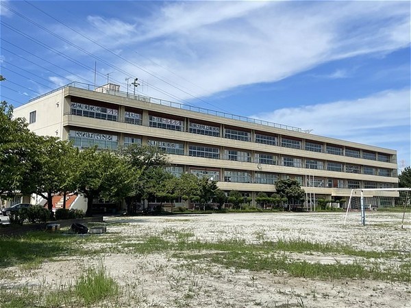 みさと団地13街区17号棟(三郷市立彦糸中学校)