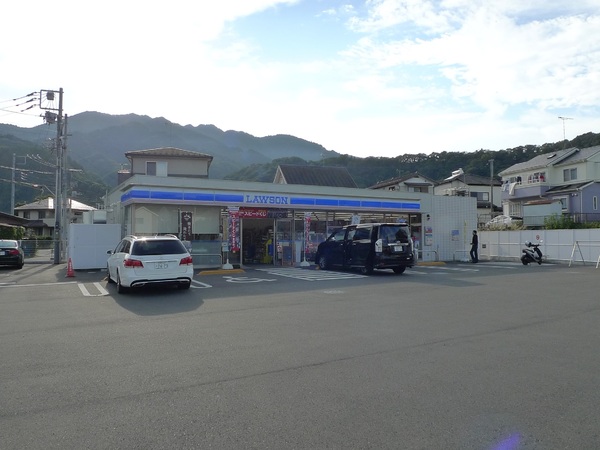 セントラルハイツA棟(ローソン愛川田代店)