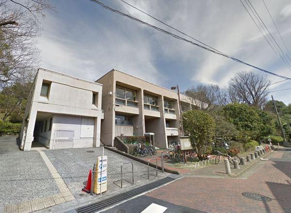 世田谷区羽根木1丁目のマンション(世田谷区立梅丘図書館)